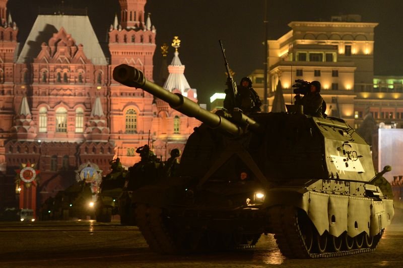 Rus tankları Kızıl Meydan'a indi