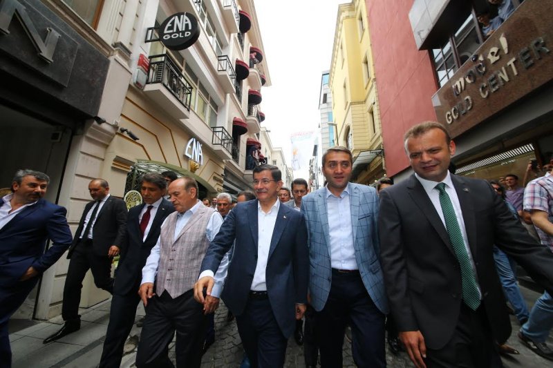 Davutoğlu İstanbul'da esnafı ziyaret etti