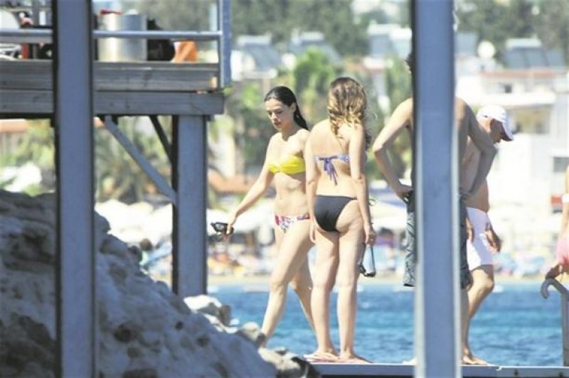 Özge Özpirinçci sudan çıkmadı