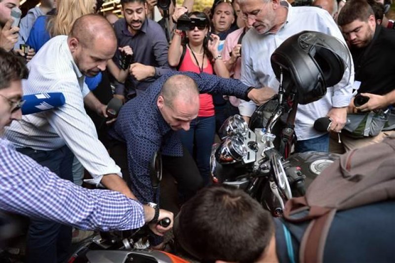 Yunanistan Maliye Bakanı Varufakis Bakanlığı terk etti