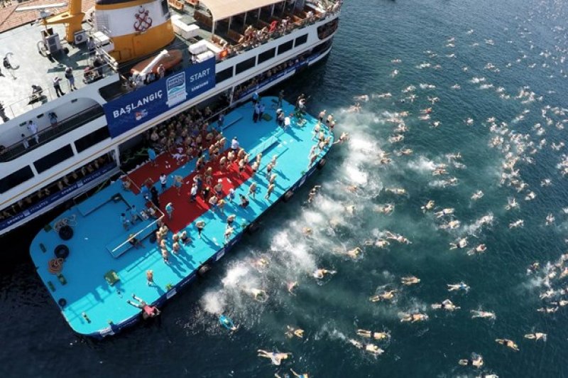 İstanbul Boğazı'nda yüzme şöleni