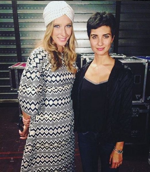 Tuba Büyüküstün çocuklarıyla okul yolunda