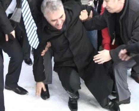 Bakan Yazıcı karda yürürken yere düştü