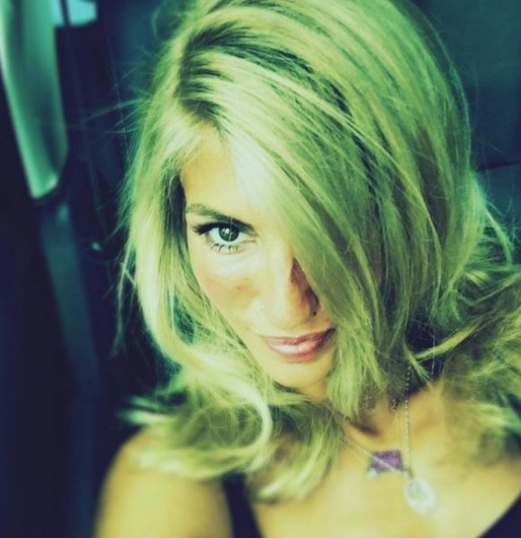 Çağla Şıkel çocuklarıyla Bebek turunda