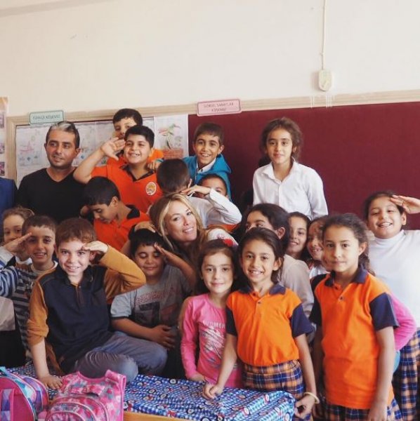 Gamze Özçelik kendini Afrikalı çocuklara adadı