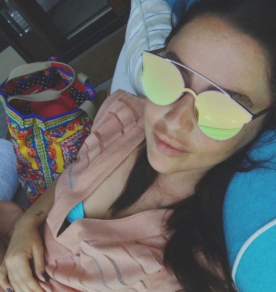 Dubai'ye giden Hadise çarşafa girdi 