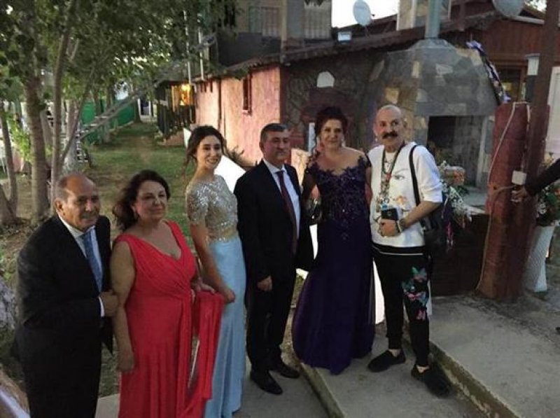 Azra Akın'dan mütevazı düğün 