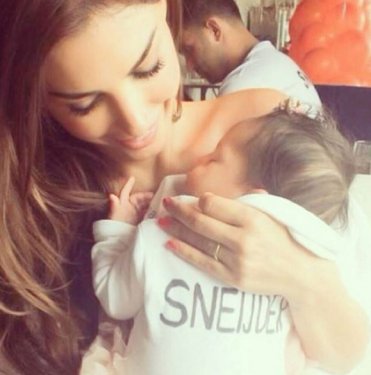 7 aylık hamile Yolanthe Cabau soyundu