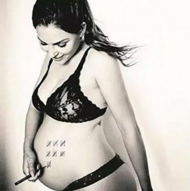 7 aylık hamile Yolanthe Cabau soyundu