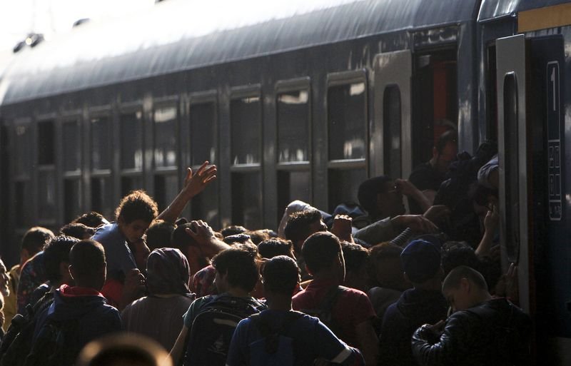 Macaristan'da mülteciler trenlere akın etti