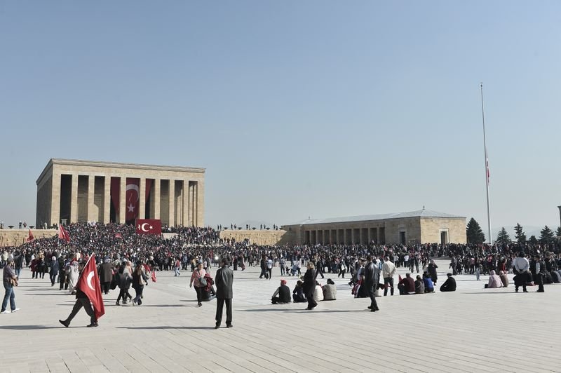 On binler Anıtkabir'e akın etti