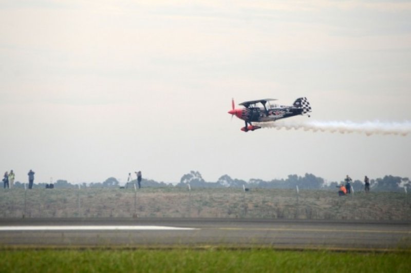 Akrobasi uçakları alev topları arasında nefes kesti