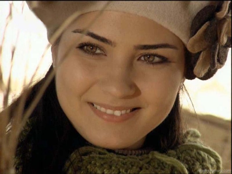 Tuba Büyüküstün ve Bergüzar Korel bir ankette karşı karşıya getirildi