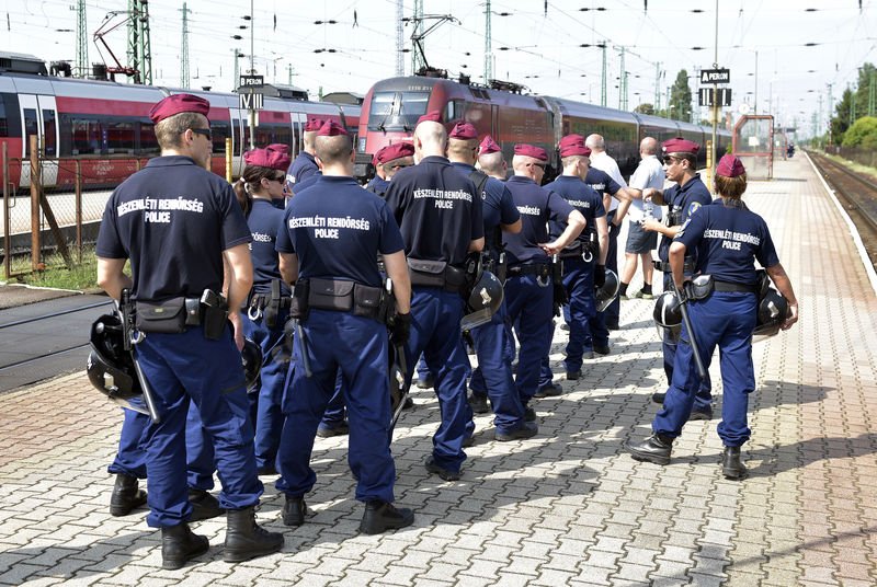 Macaristan'da mülteciler trenlere akın etti