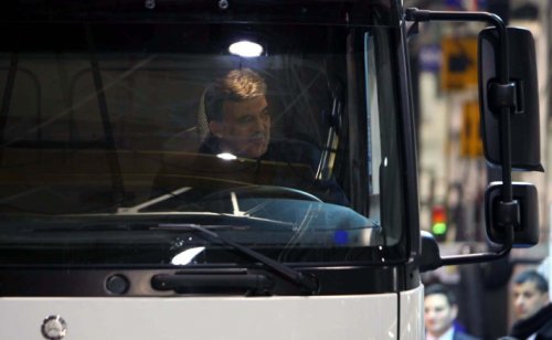 Gül kamyon direksiyonuna geçti