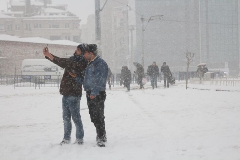 İstanbul'da kar yağışı hayatı olumsuz etkiledi