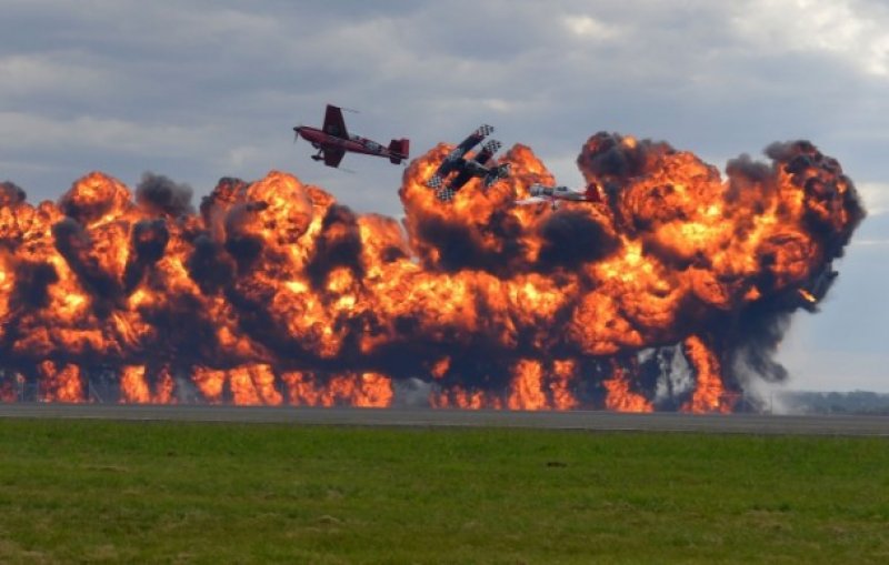 Akrobasi uçakları alev topları arasında nefes kesti