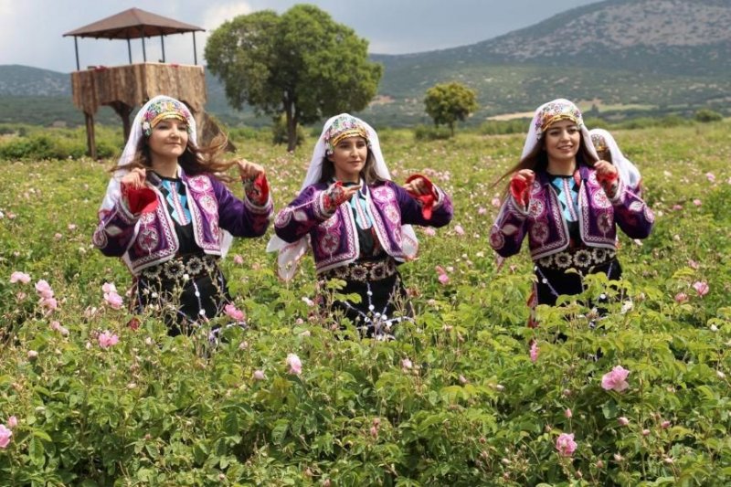 Turistlerin yeni gözdesi: Isparta gül bahçeleri