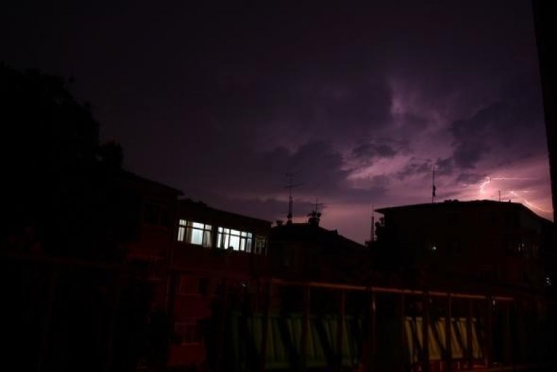 İstanbul'da şimşekler geceyi aydınlattı