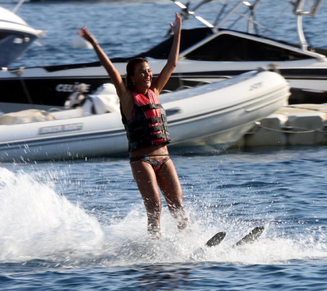 Özlem Yıldız Bodrum plajına damga vurdu 