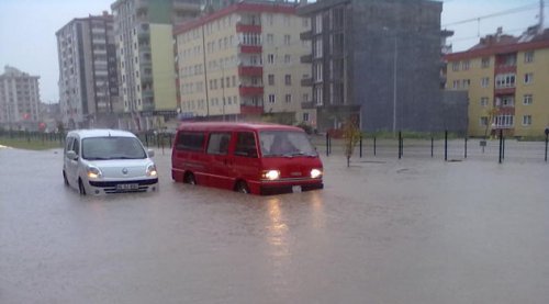 Samsun'u sel aldı