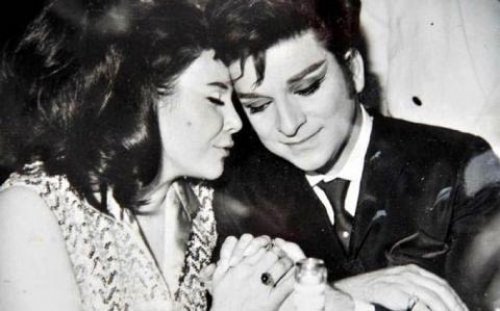 Bülent Ersoy ve Zeki Müren dudak dudağa