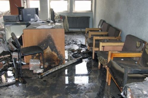 PKK'lılar Şemdinli'de okul yaktı