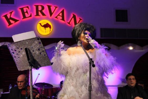 Bülent Ersoy dinleyicisine sinirlendi