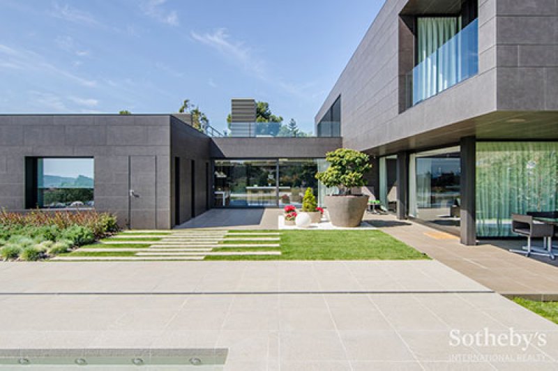 Arda Turan'ın 7 odalı 9 banyolu yeni malikanesi 