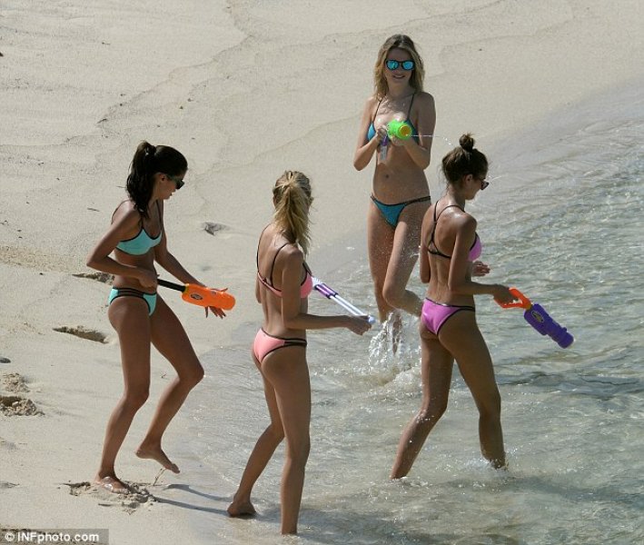 Victoria's Secret meleklerinin su savaşı