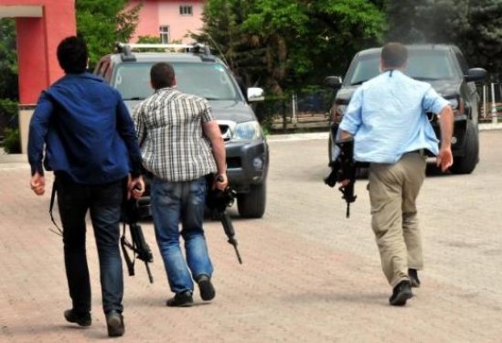 ABD Büyükelçisi Ricciardone'nin lastiği patladı