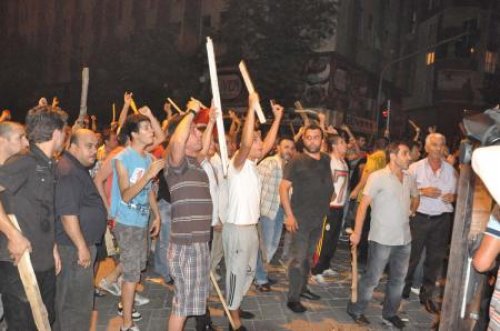 Zeytinburnu'nda halk sokağa döküldü