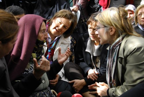 CHP'li vekiller Erzurumlu kadınlara rozet taktı