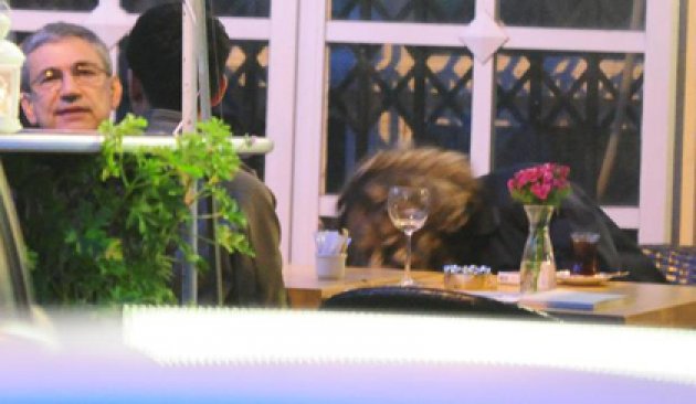 Orhan Pamuk sevgilisiyle yakalandı