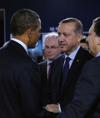 Erdoğan Türk bayrağını yerden kaldırdı