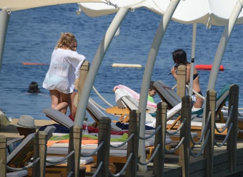 Rafet El Roman ailesi ile tatilde 