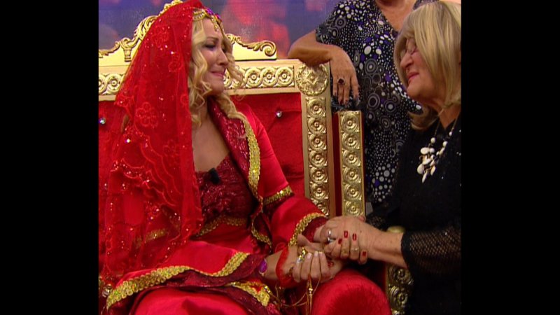 Zahide Yetiş canlı yayında kına gecesi yaptı