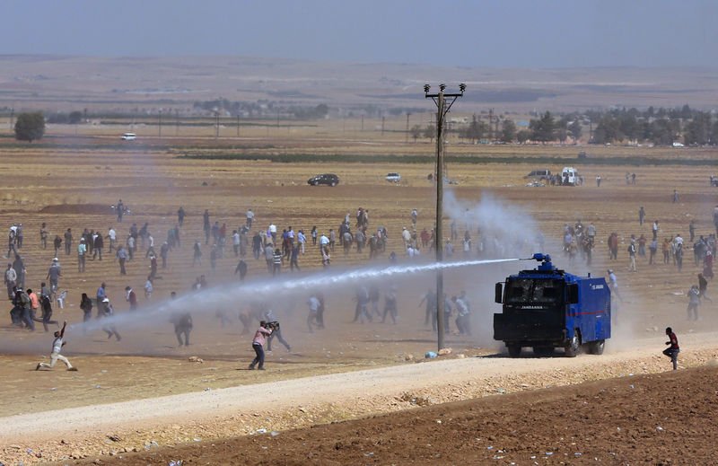 Kobani'ye gitmek isteyen grup askerle çatıştı
