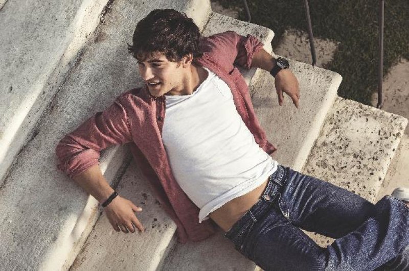 Model ve oyuncu Çağatay Ulusoy yeni yaşını kutladı 