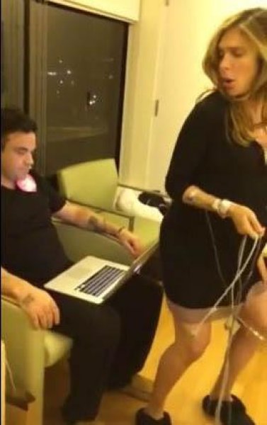 Ayda Field doğuma topuklu ayakkabıyla girdi