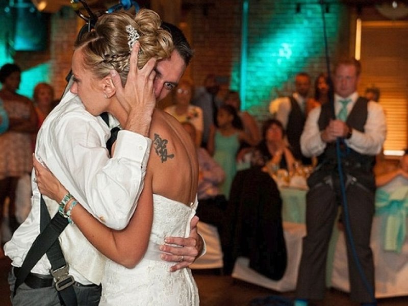 Belden aşağısı felç olan damattan geline güzel sürpriz