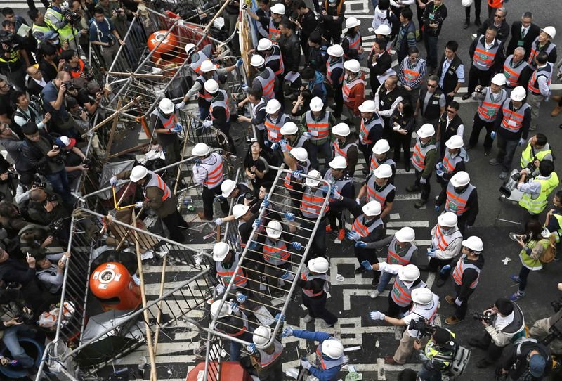 Hong Kong'da gösteri alanları boşaltıldı