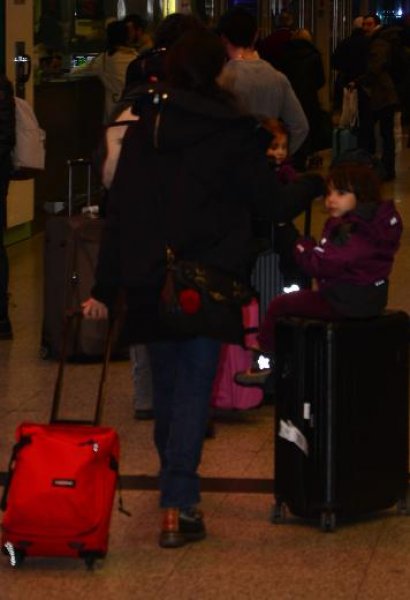 Tuba Büyüküstün ikizleri valiz üstünde taşıdı