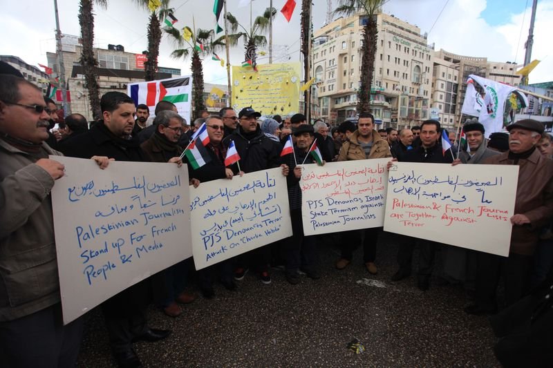 Paris'te binlerce kişi teröre karşı toplandı