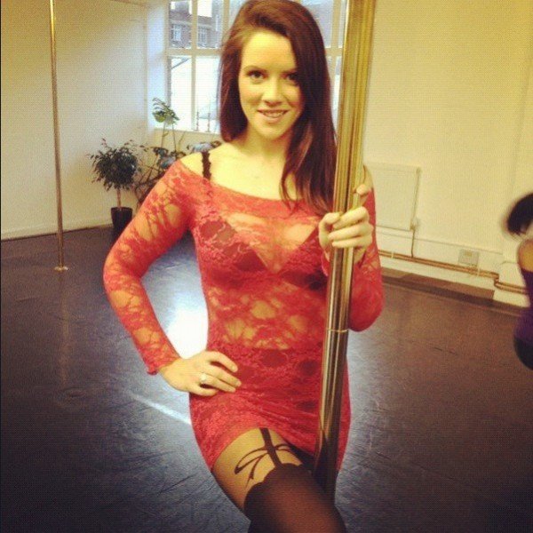 Ünlü sunucu Claira Hermet göğüslerine partiyle veda etti