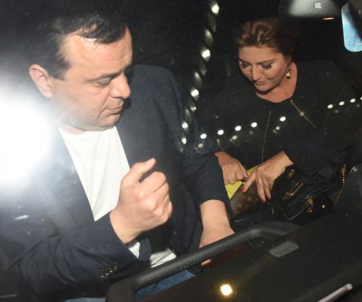 Sibel Can 1800 TL dağıttı