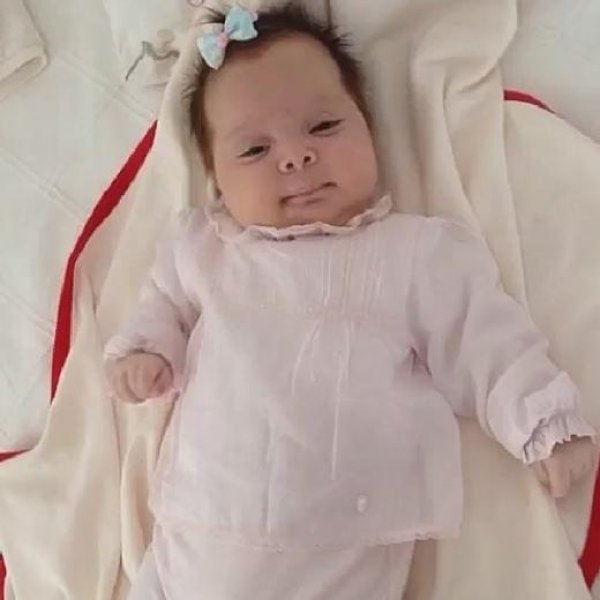 Demet Akalın'ın kızı Hira 