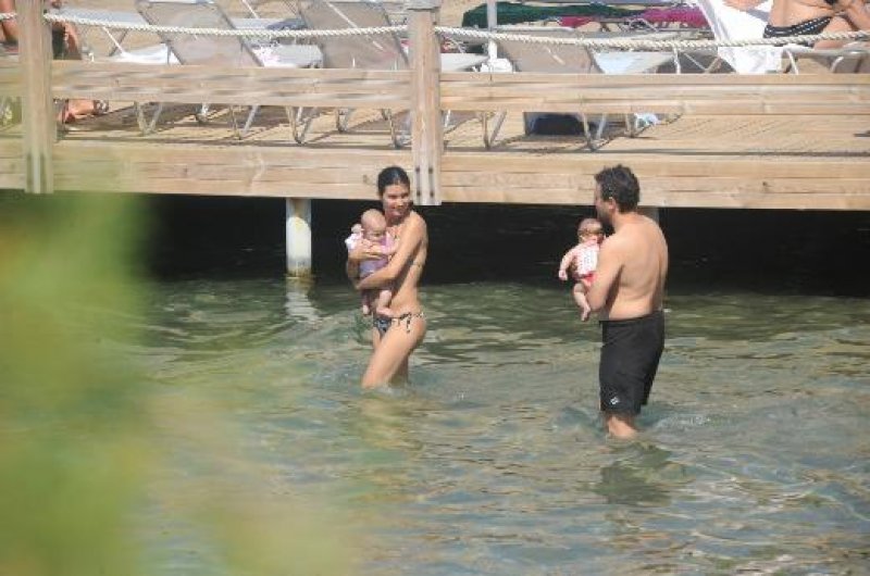 Tuba Büyüküstün ailece kahvaltıda