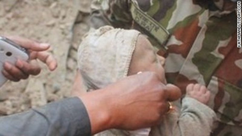 Nepal'deki deprem enkazından bir bebek canlı çıkarıldı