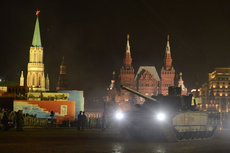 Rus tankları Kızıl Meydan'a indi